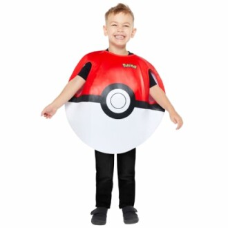Enfant portant un costume de Pokéball souriant.
