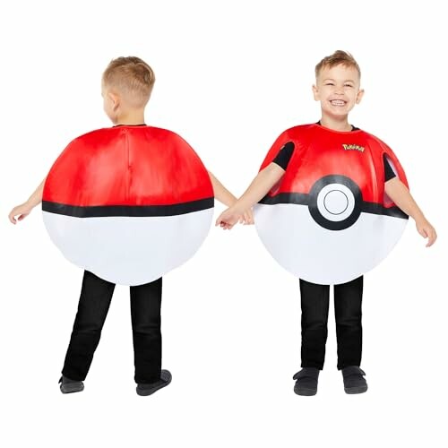 Enfant portant un costume de Pokéball.