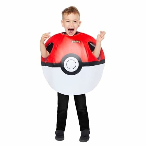 Enfant portant un costume de Pokéball.