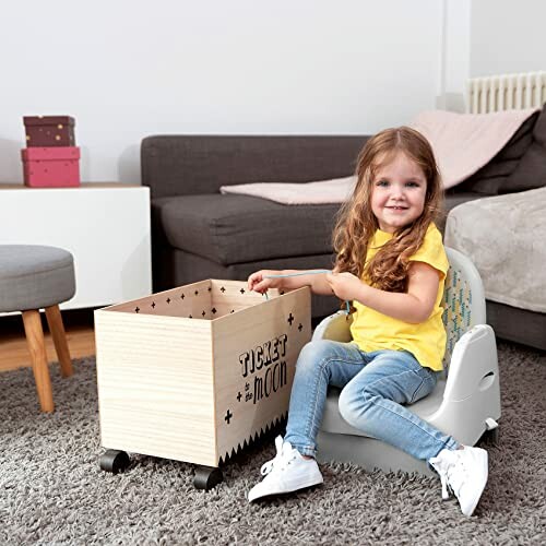 Enfant assis dans une boîte à jouets