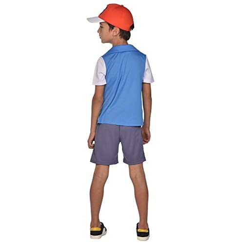 Enfant portant une casquette rouge et un maillot bleu