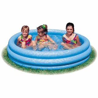 Trois enfants dans une piscine gonflable bleue.
