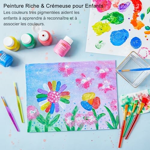 Peinture d'enfants avec des fleurs colorées et des fournitures d'art.