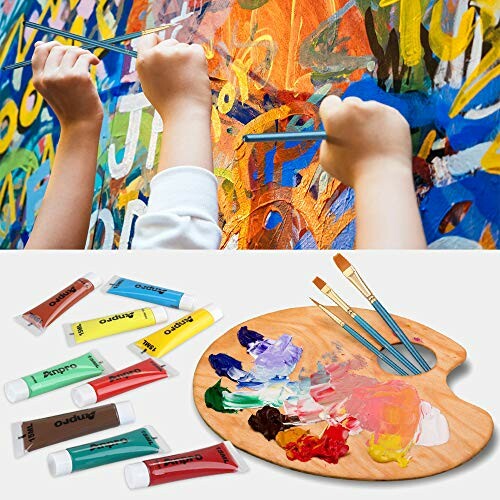 Enfants peignant sur un mur coloré avec des pinceaux et des tubes de peinture.