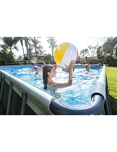 Enfants jouant dans une piscine hors sol avec un ballon de plage.