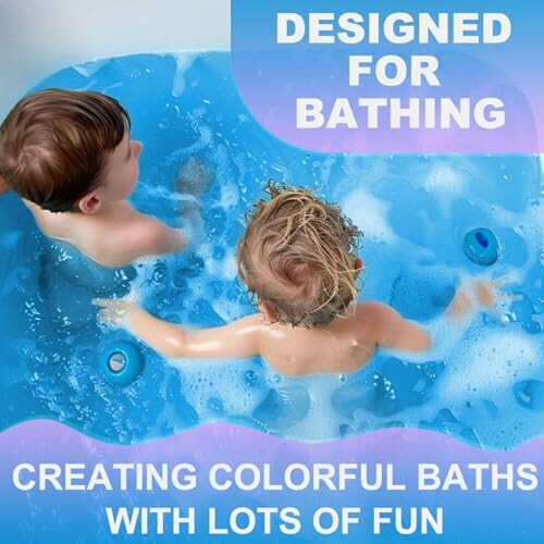 Enfants jouant dans un bain bleu.