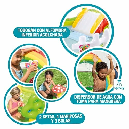 Enfants jouant avec un toboggan aquatique coloré.