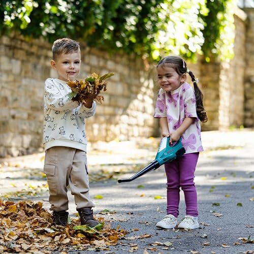 Deux enfants jouant avec des feuilles d'automne.