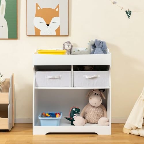 Unité de rangement pour chambre d'enfant avec peluches et jouets.