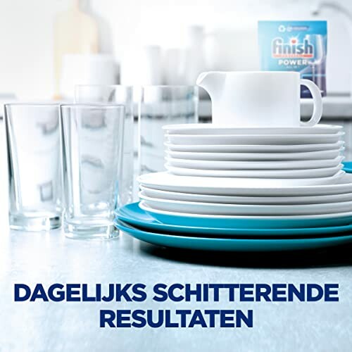 Vaisselle propre et verres sur une table.
