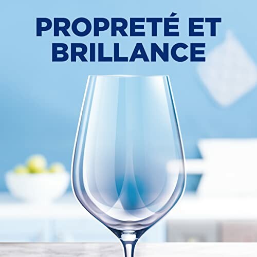 Un verre à vin propre et brillant sur fond flou.
