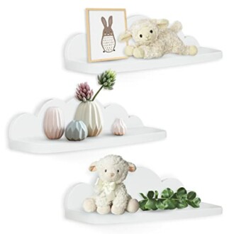 Étagères en forme de nuage avec décorations et peluches.