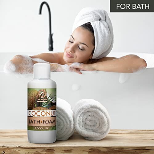 Femme se relaxant dans un bain moussant avec produit à la noix de coco.
