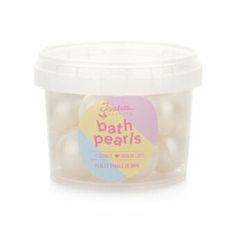 Perles de bain à la noix de coco dans un pot transparent.