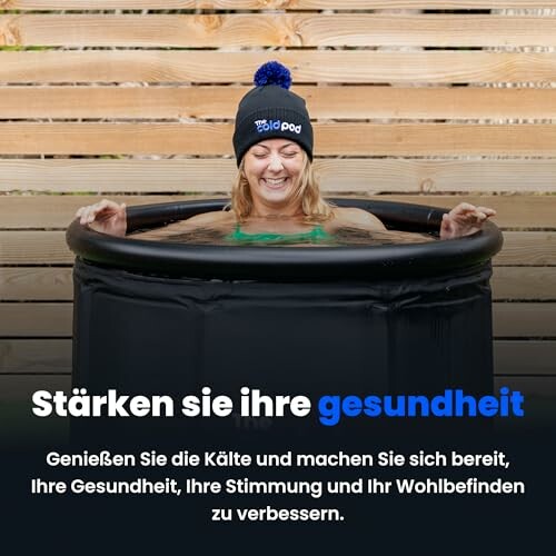 Femme souriante dans un bain d'eau froide