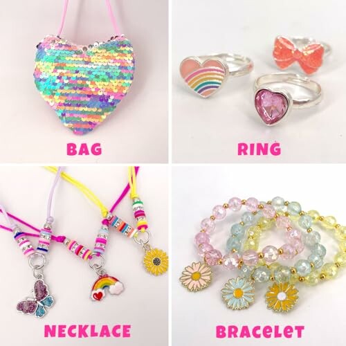 Ensemble d'accessoires colorés avec sac, bagues, colliers et bracelets.
