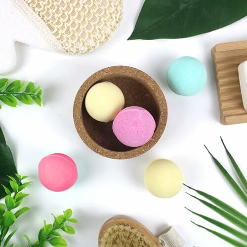 Bombes de bain colorées vues de dessus avec des plantes.