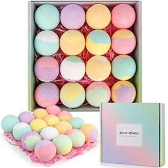 Boules de bain colorées dans une boîte.