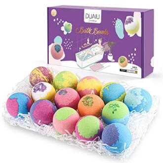 Set de bombes de bain colorées dans une boîte décorative.