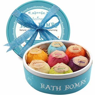 Ensemble de bombes de bain colorées dans une boîte avec un ruban bleu.