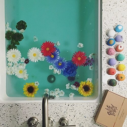 Bain avec fleurs colorées et bombes de bain