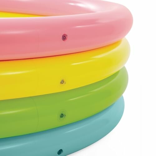 Anneaux de piscine gonflables colorés empilés.