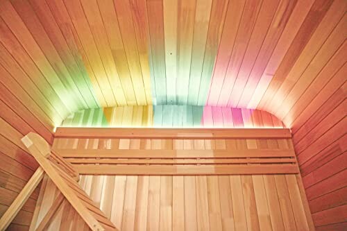 Plafond de sauna avec éclairage coloré.