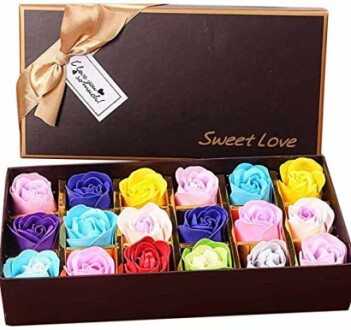 Boîte cadeau de roses en savon colorées.