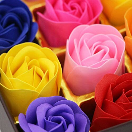 Roses en savon multicolores dans une boîte.
