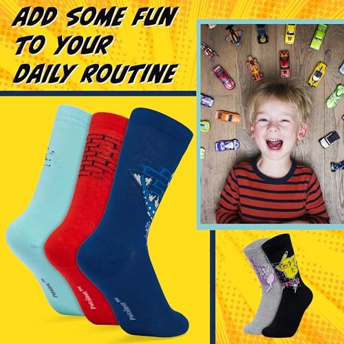 Ensemble de chaussettes colorées avec enfant souriant entouré de petites voitures.