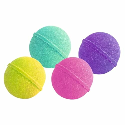 Quatre balles brillantes de couleurs différentes.