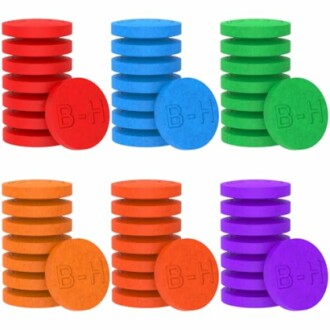 Ensemble de jetons empilables colorés en bois.