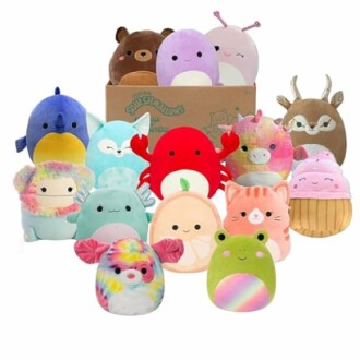 Collection de peluches colorées en forme d'animaux devant une boîte.
