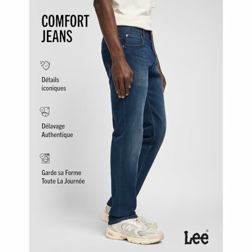 Homme portant un jean bleu Lee