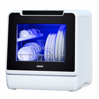 Lave-vaisselle compact avec vaisselle à l'intérieur.