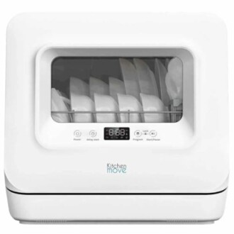 Lave-vaisselle compact sur le comptoir avec vaisselle à l'intérieur.