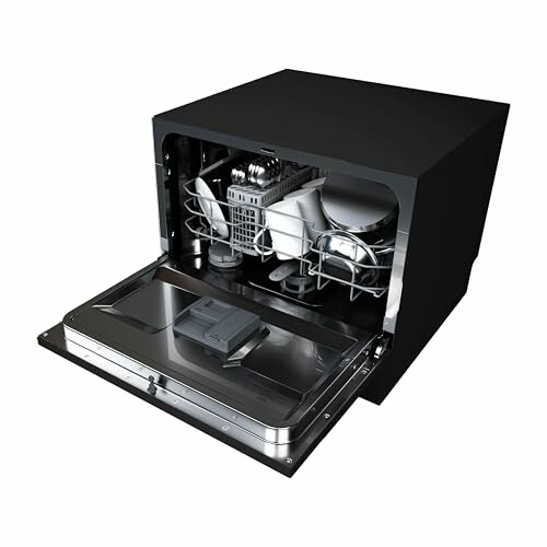 Lave-vaisselle compact avec porte ouverte et vaisselle à l'intérieur.
