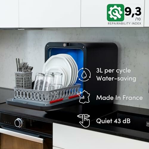 Lave-vaisselle compact économe en énergie sur un comptoir de cuisine.