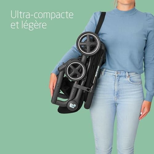 Femme portant une poussette compacte et légère