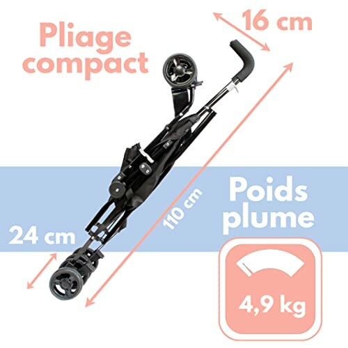 Poussette pliée avec dimensions compactes et poids léger.