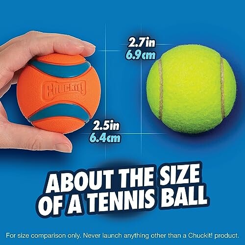 Comparaison de taille entre une balle orange et une balle de tennis.