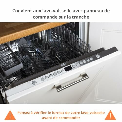 Lave-vaisselle avec panneau de commande ouvert.