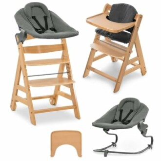 Chaise haute convertible en bois avec accessoires pour bébé.