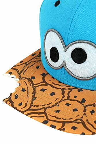 Casquette bleue avec motif de biscuits et yeux amusants.