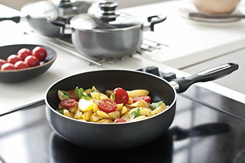 Légumes sautés dans une poêle sur une cuisinière.