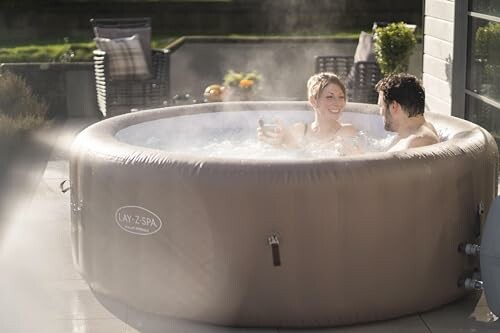 Couple relaxant dans un jacuzzi gonflable.