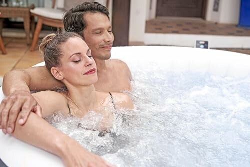 Couple détendu dans un bain à remous.