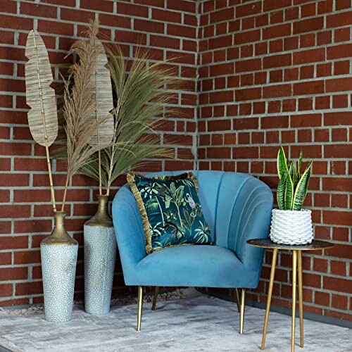 Fauteuil bleu avec coussin tropical, plantes en pots et mur de briques.