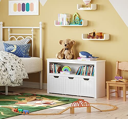 Chambre d'enfant avec lit, étagères et jouets.