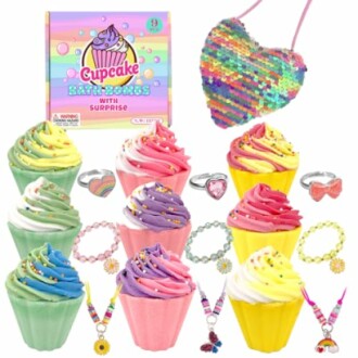 Un ensemble cadeau de bombes de bain en forme de cupcake avec des bijoux colorés.
